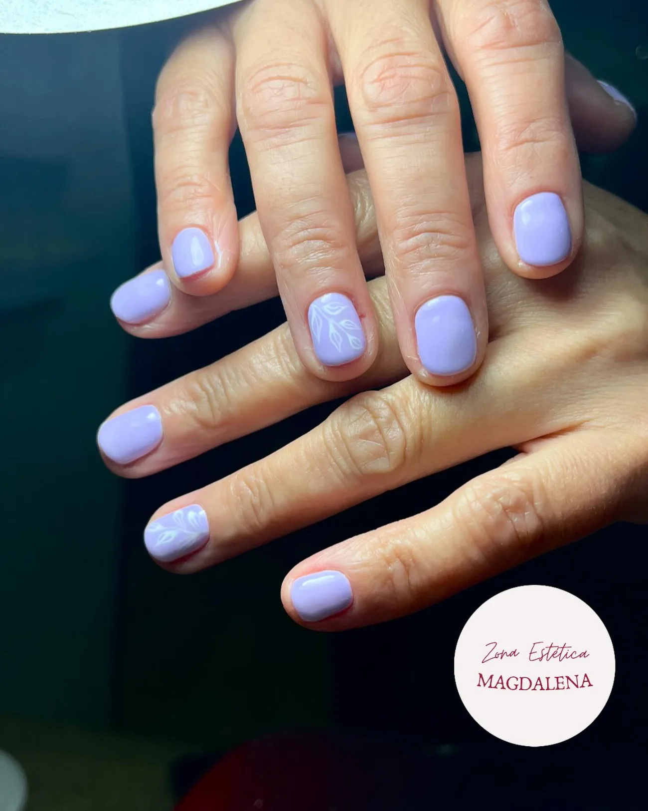 Manicure lila con diseño floral